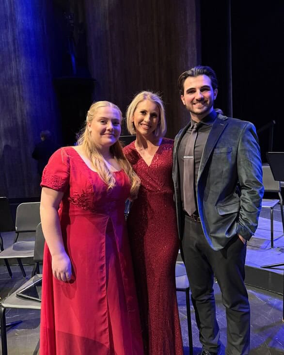 Leah Najimy performing